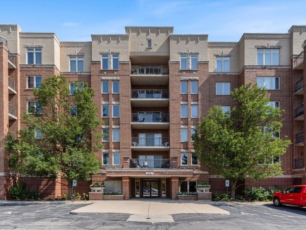 635 Perrie Drive, Unit 604, Elk Grove Village, IL 60007