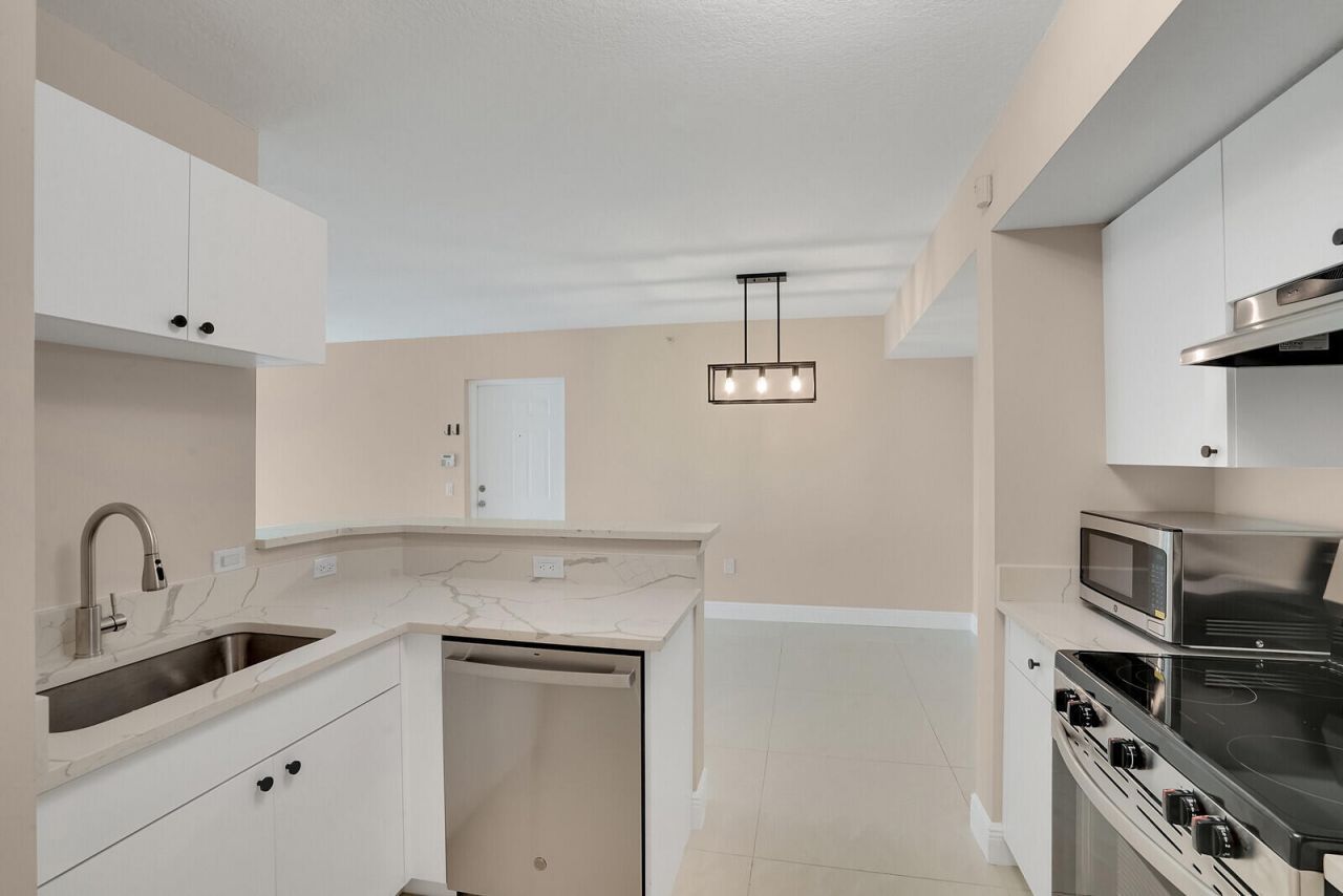 611 Villa Circle, Boynton Beach, FL 33435 Photo
