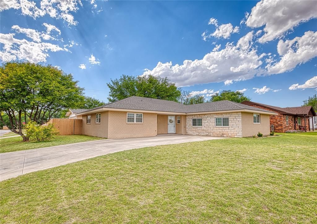 105 Sunset Street, Elk City, OK 73644 Main Photo