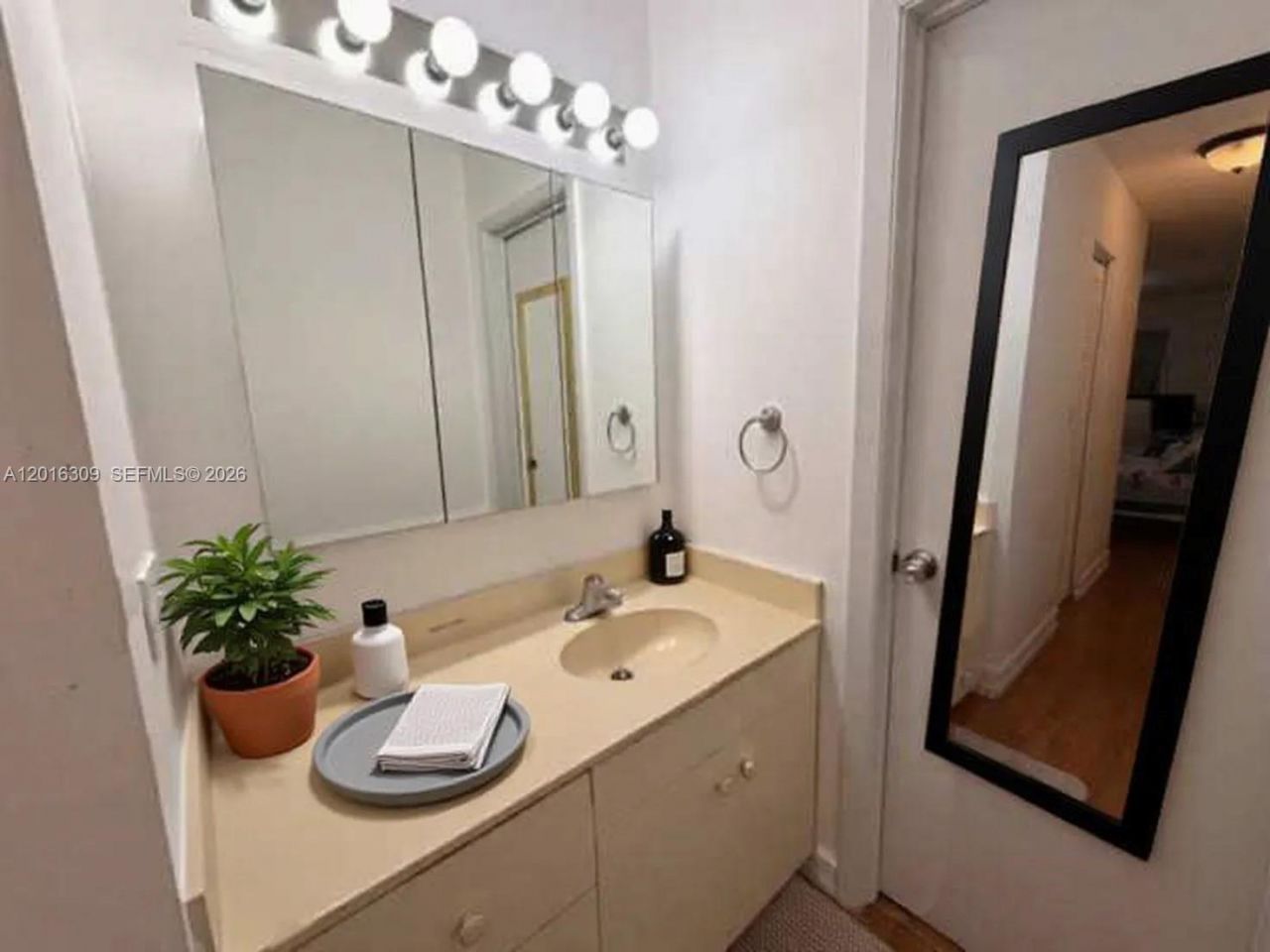 1950 W 54th St, Unit 413, Hialeah, FL 33012 Photo