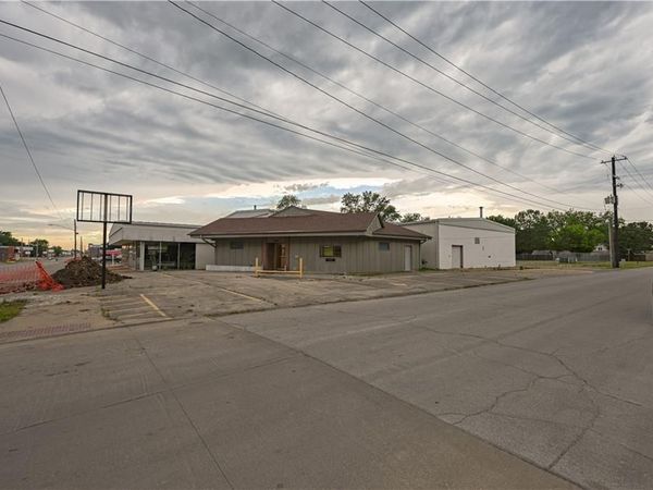 802 W 8th Street, Coffeyville, KS 67337