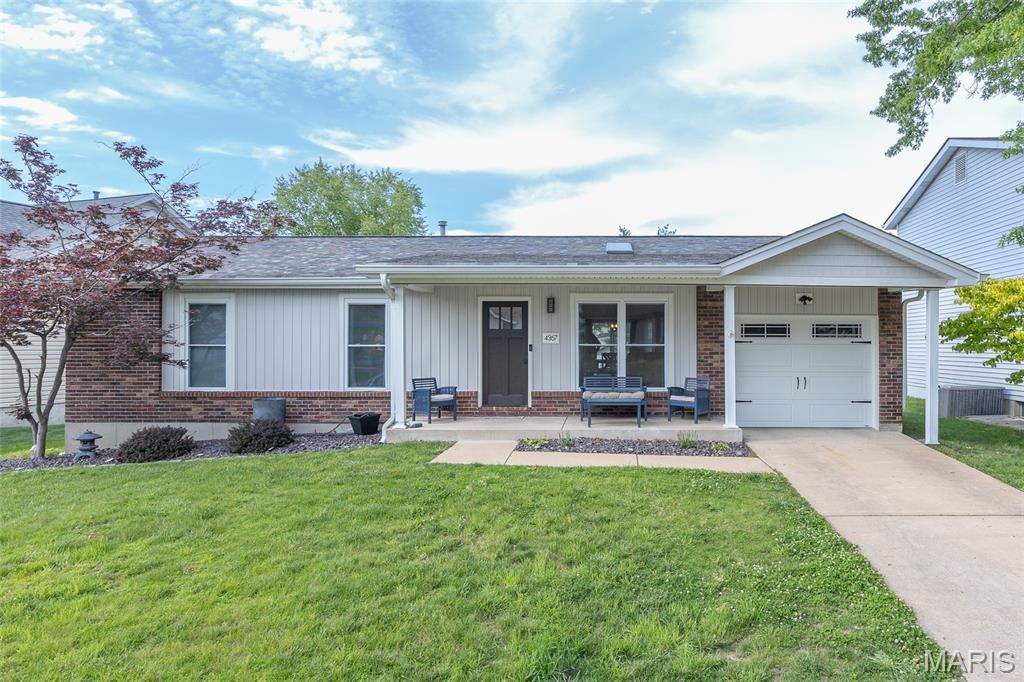 4367 Meadowgreen Estates Dr, Saint Louis, MO 63129 Main Photo