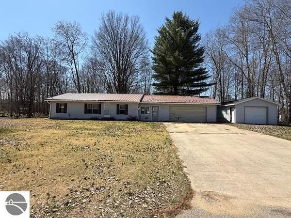 559 Gitchegumee Drive, Buckley, MI 49620