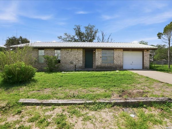 1307 Amy St, George West, TX 78022