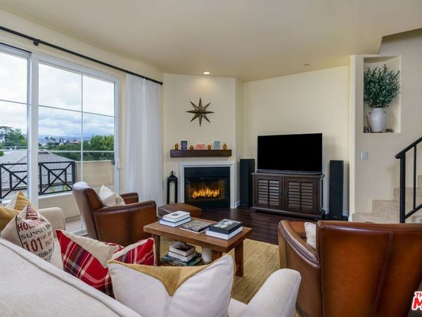 4400 Cartwright Avenue, Unit 205, Toluca Lake, CA 91602