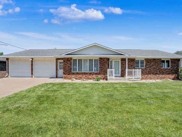 406 1st St SW, Epworth, IA 52045