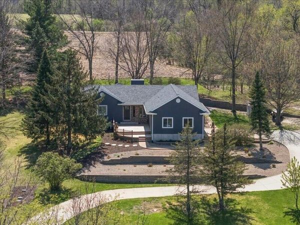 2698 HIDDEN VALLEY NE, Solon, IA 52333
