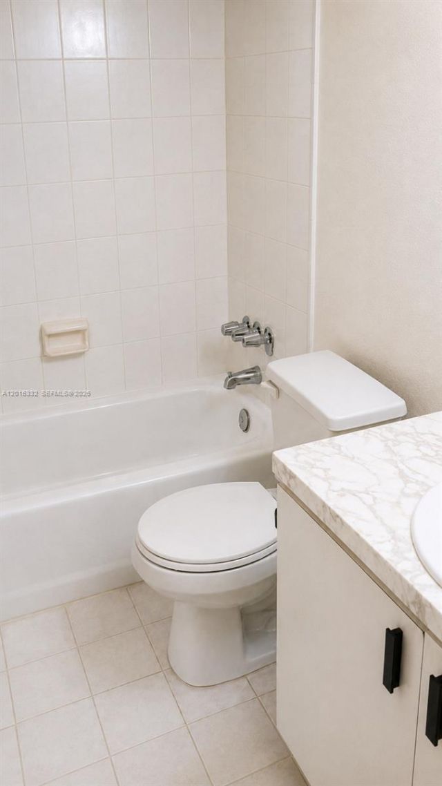 17911 NW 68th Ave, Unit M201, Hialeah, FL 33015 Photo