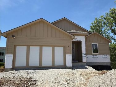 2002 SE Oak Ridge Drive, Oak Grove, MO 64075