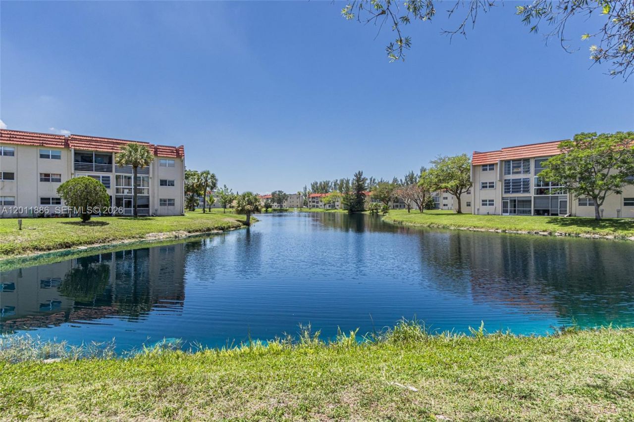 2831 E Sunrise Lakes Dr, Unit 105, Sunrise, FL 33322 Photo