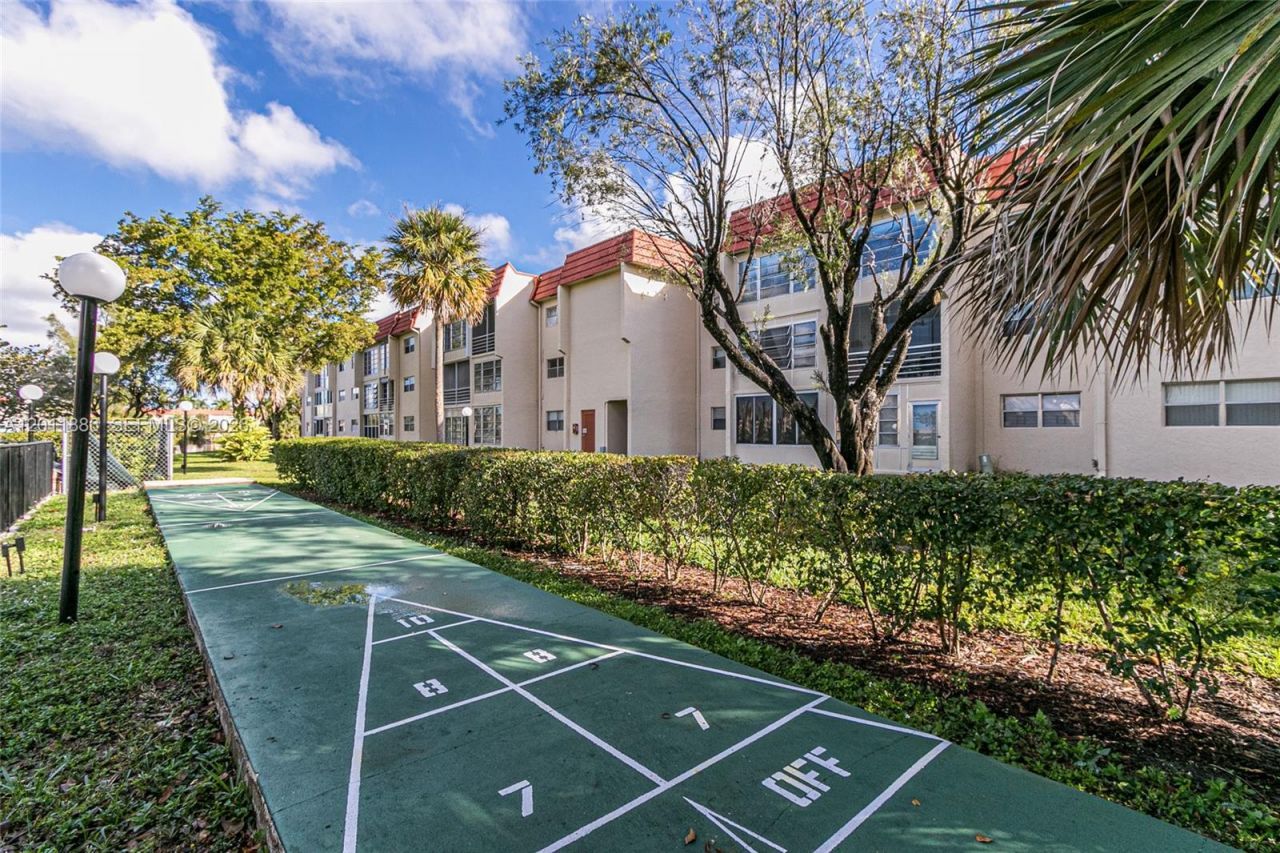 2831 E Sunrise Lakes Dr, Unit 105, Sunrise, FL 33322 Photo
