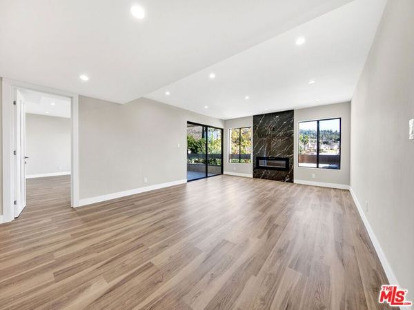 1325 Valley View Road, Unit 201, Glendale, CA 91202
