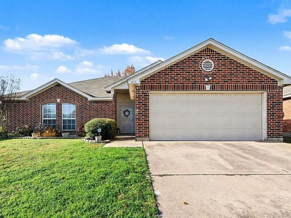 813 Wrentham Drive, Saginaw, TX 76179