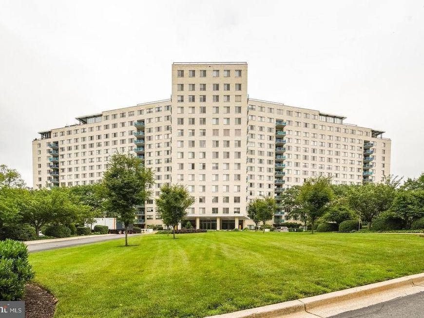 10401 Grosvenor Place, Unit 324, Rockville, MD 20852 Main Photo