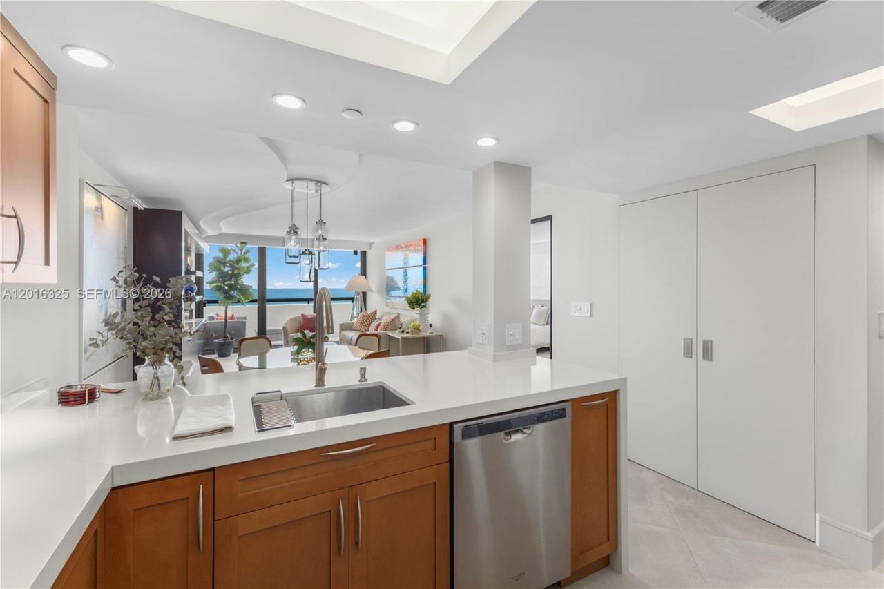 2555 Collins Ave , Unit 2205, Miami Beach, FL 33140 Photo