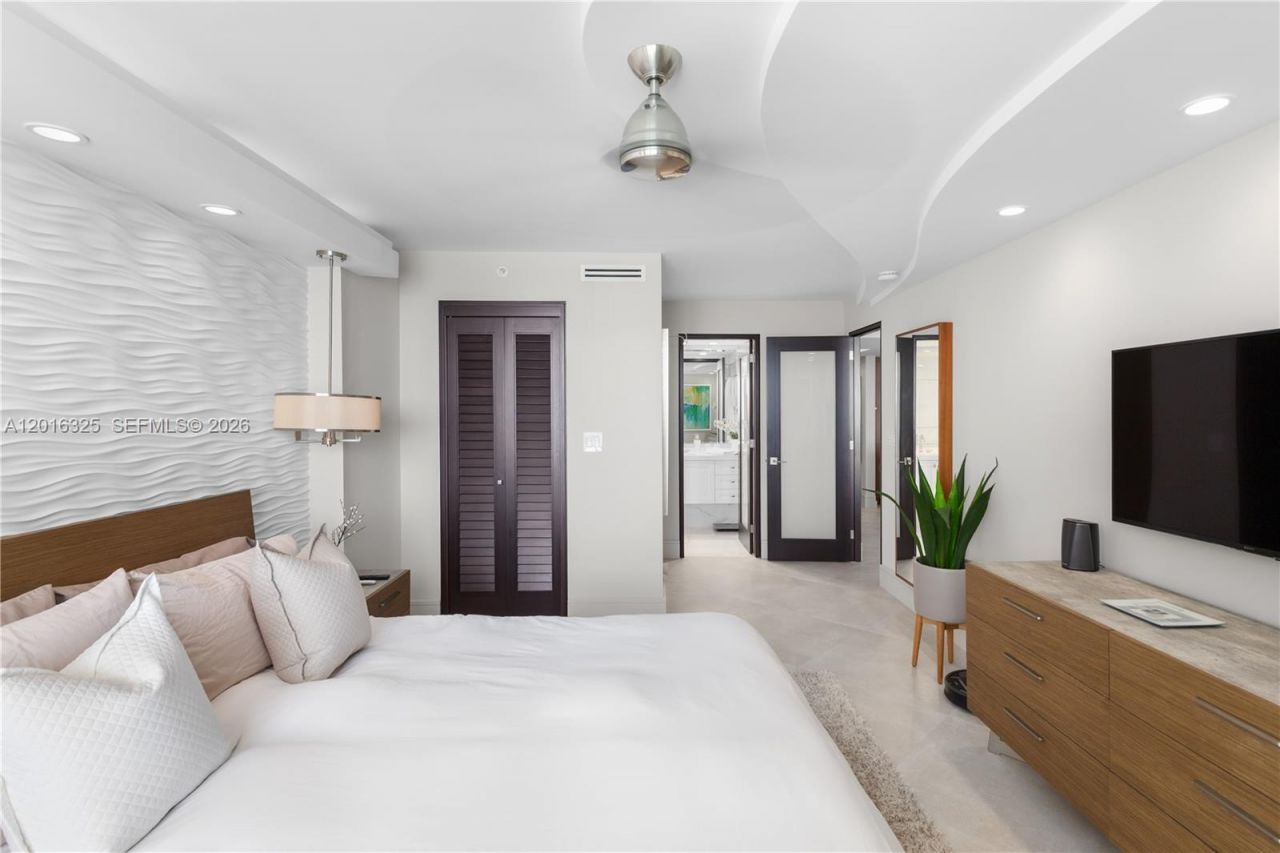 2555 Collins Ave , Unit 2205, Miami Beach, FL 33140 Photo