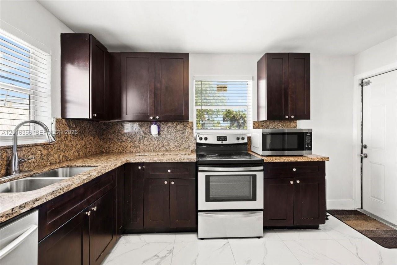 1031 NW 202nd St , Miami Gardens, FL 33169 Photo
