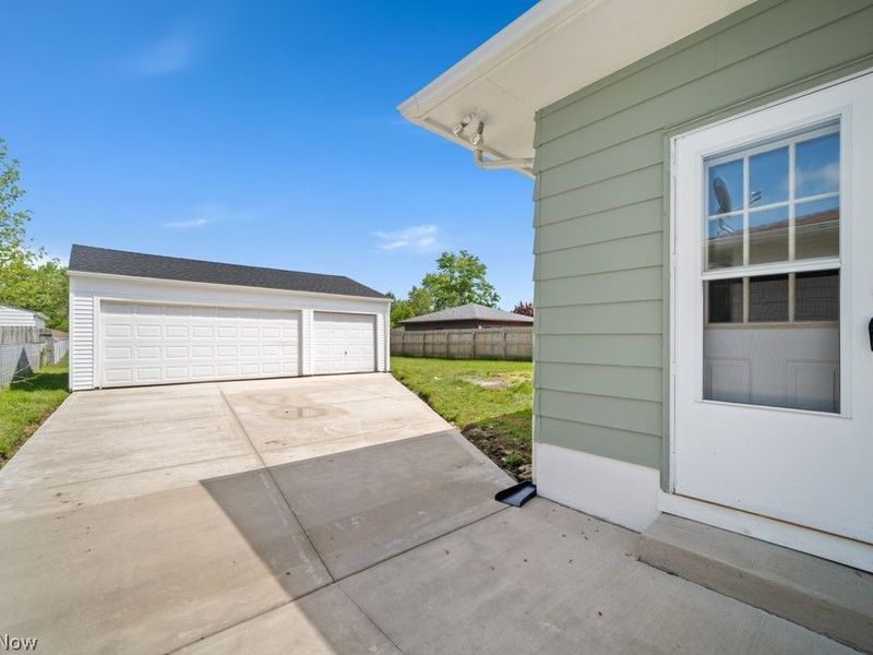 322 Windsor Drive , Elyria, OH 44035 Photo 2