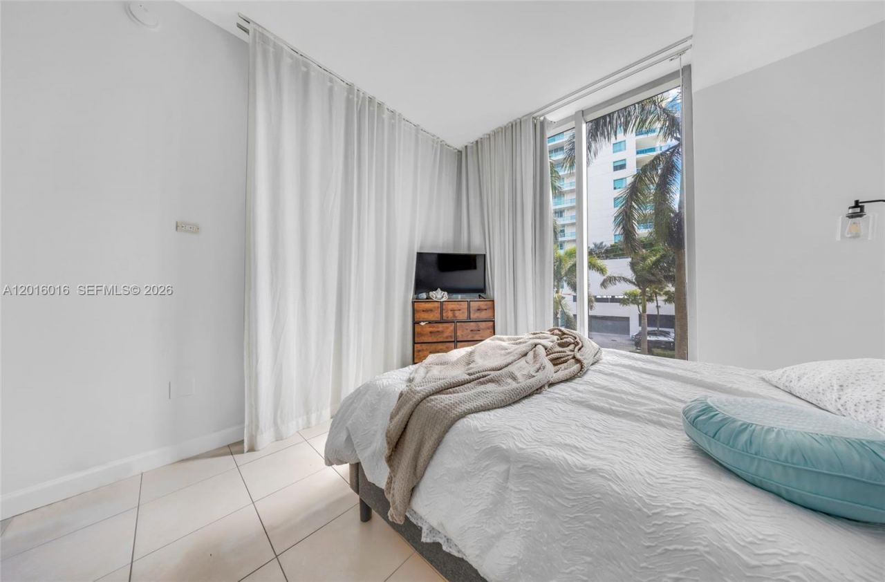 7928 East Dr , Unit 305, North Bay Village, FL 33141 Photo