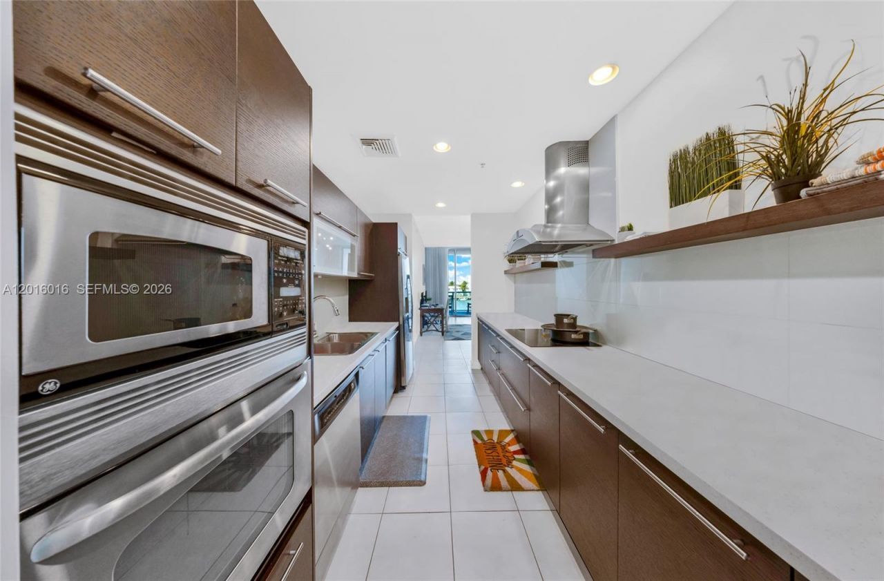 7928 East Dr , Unit 305, North Bay Village, FL 33141 Photo