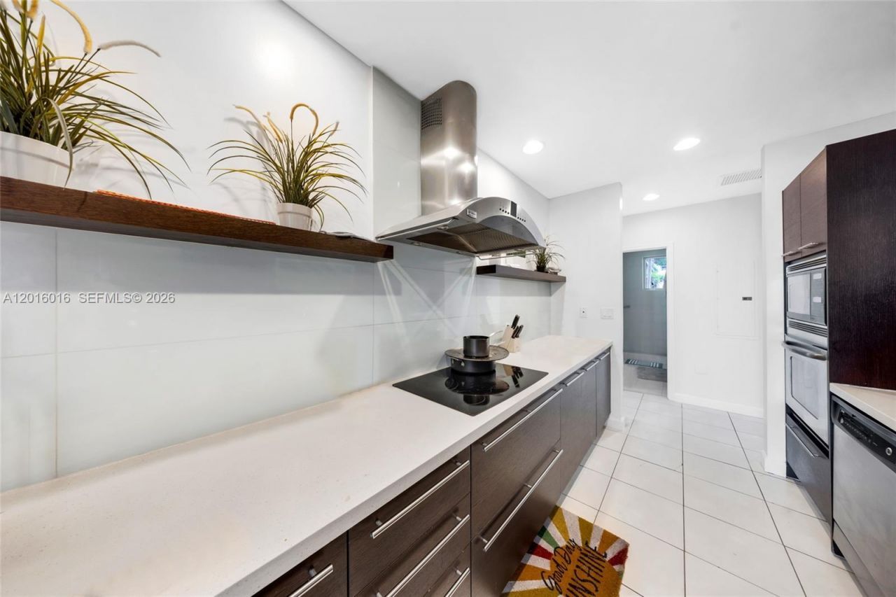 7928 East Dr , Unit 305, North Bay Village, FL 33141 Photo