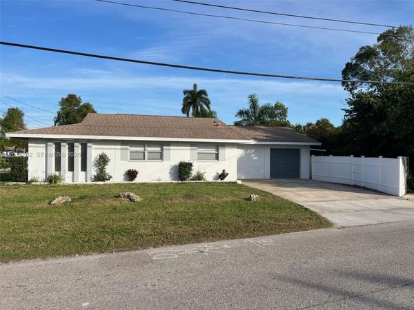 56 Cardinal Dr , North Fort Myers, FL 33917