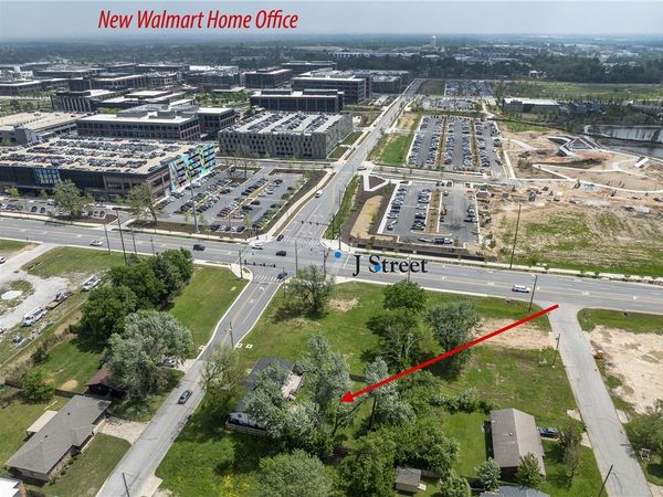 1004 SE 10th Street, Bentonville, AR 72712