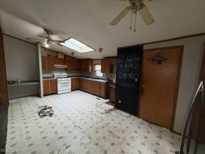 1029 Parkview Avenue, Mc Donald, OH 44437 Photo 3