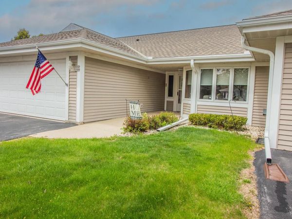 7222 Mequon Square DRIVE, Unit 2, Mequon, WI 53092