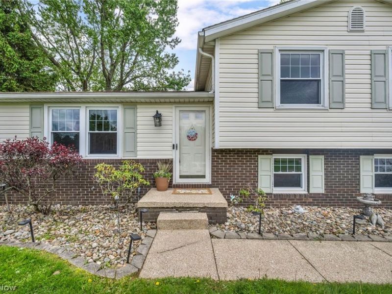 1044 Tumbleweed Street NE, Uniontown, OH 44685 Photo 3