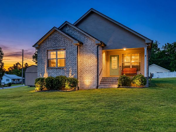 1702 Old Highway 31 E, Westmoreland, TN 37186