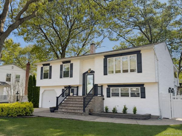 72 Avenue B , Holbrook, NY 11741