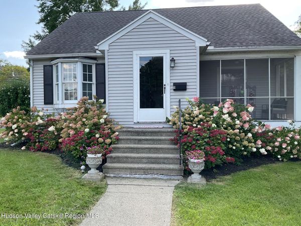 11 Greenport Parkway, Hudson, NY 12534