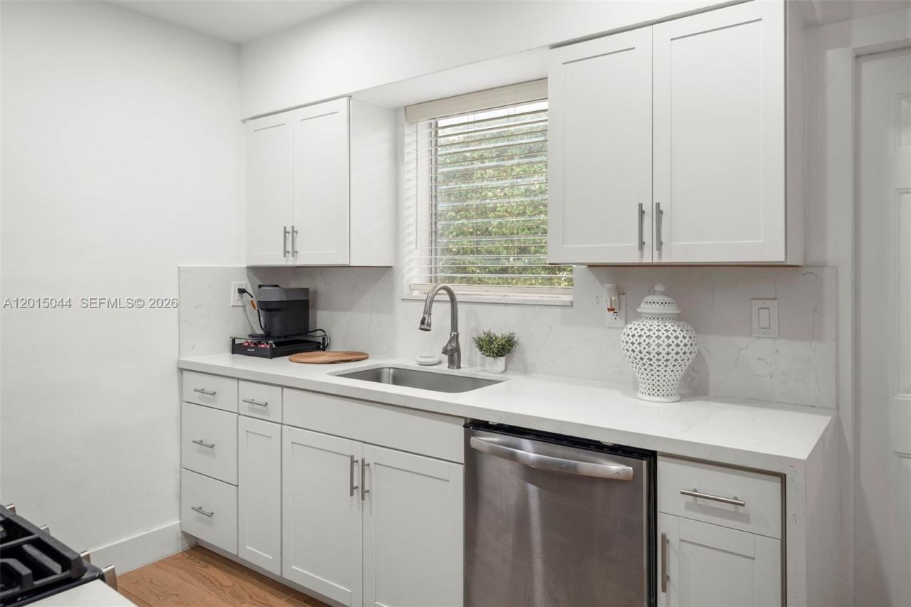 1125 99th St , Unit 9, Bay Harbor Islands, FL 33154 Photo