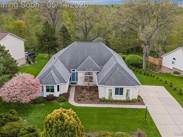 8945 Huron Bluffs Drive, White Lake Twp, MI 48386
