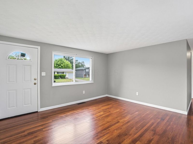 2264 Majestic Drive W, Columbus, OH 43232 Photo 2