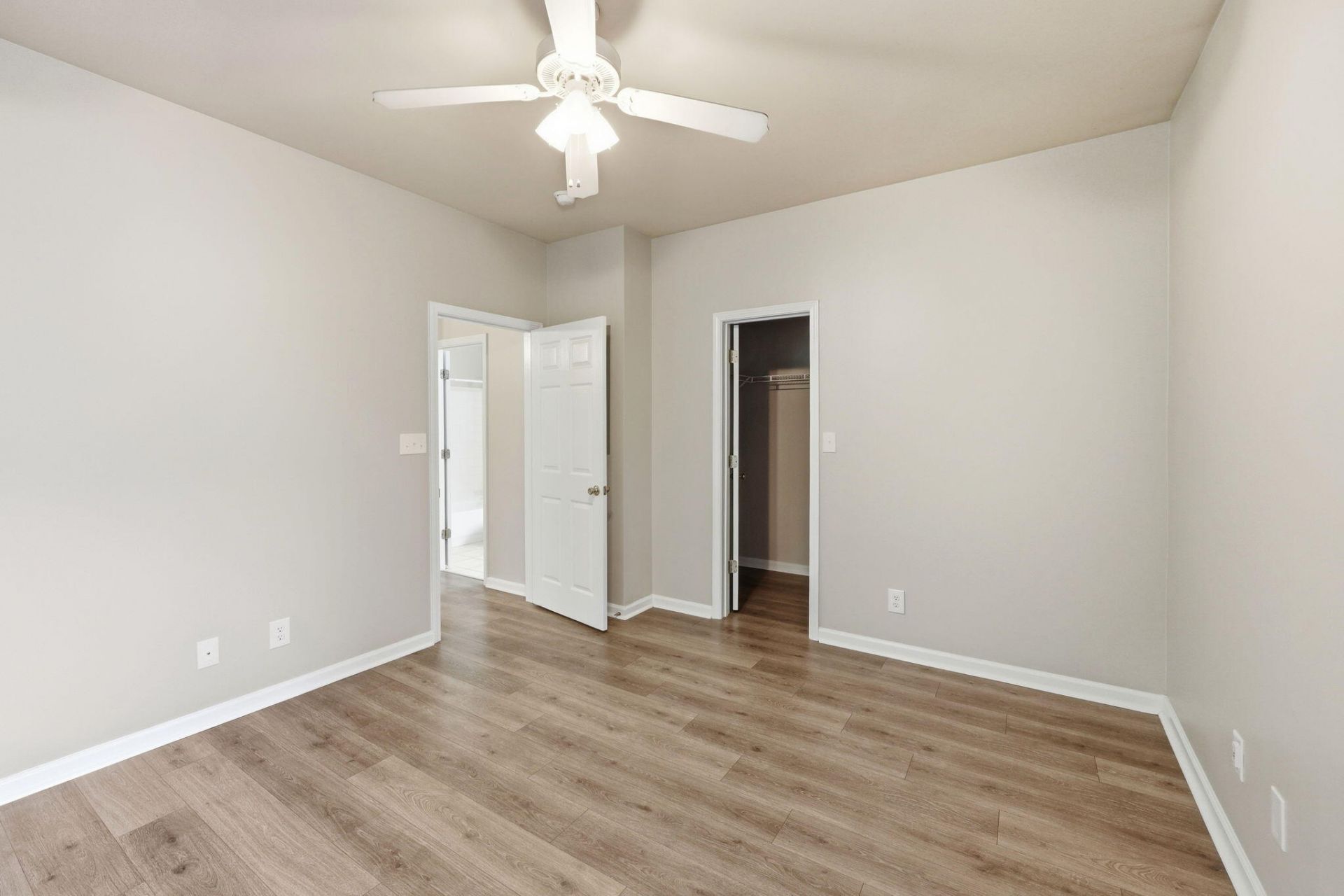1600 Long Grove Drive Photo 11