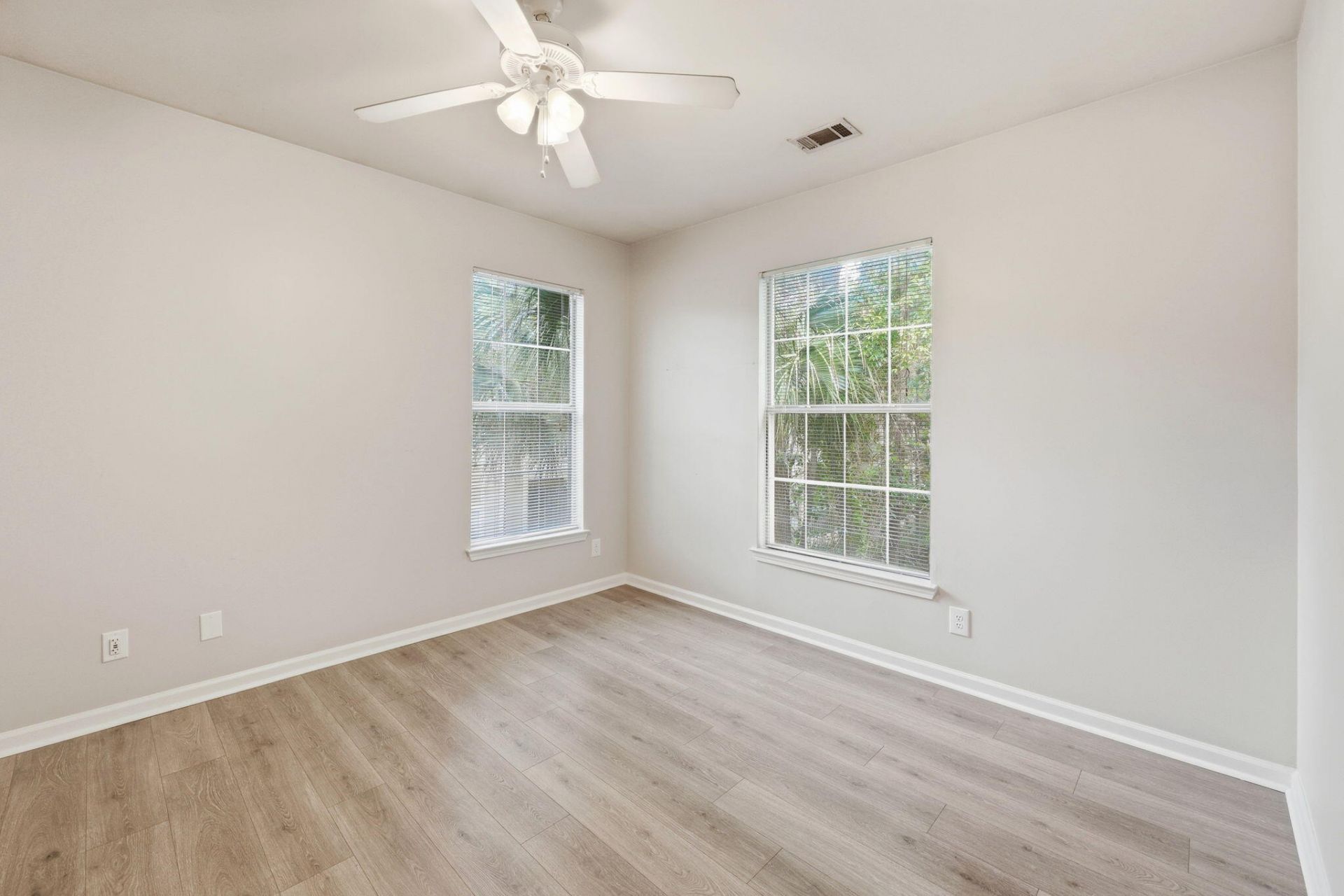 1600 Long Grove Drive Photo 12