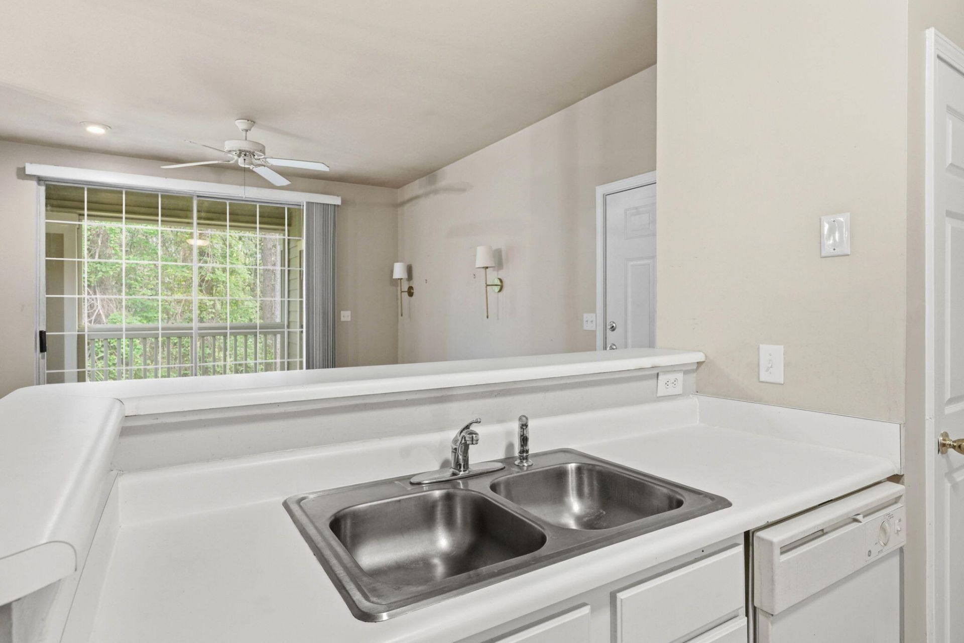 1600 Long Grove Drive Photo 5