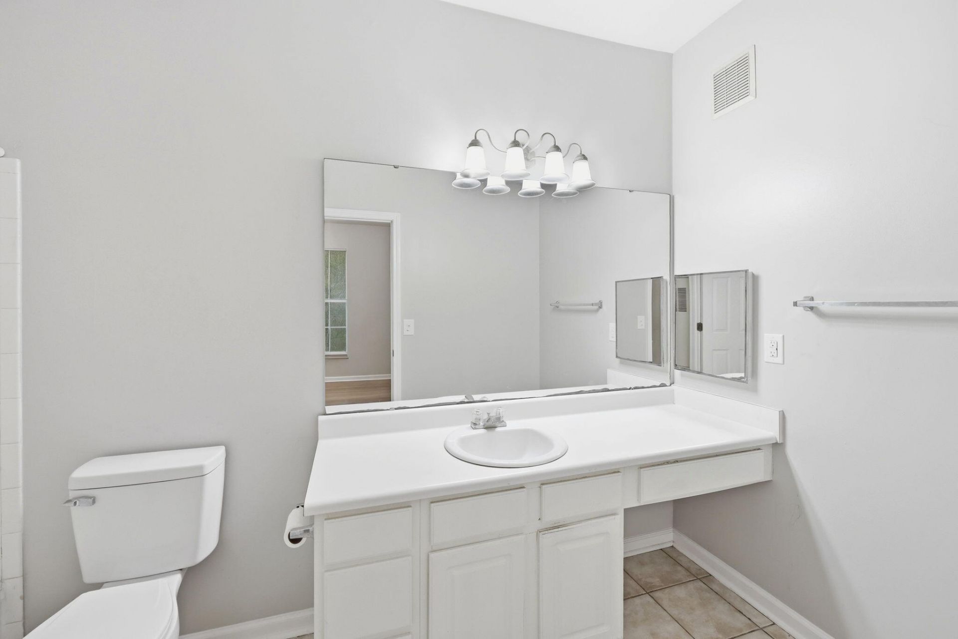 1600 Long Grove Drive Photo 9