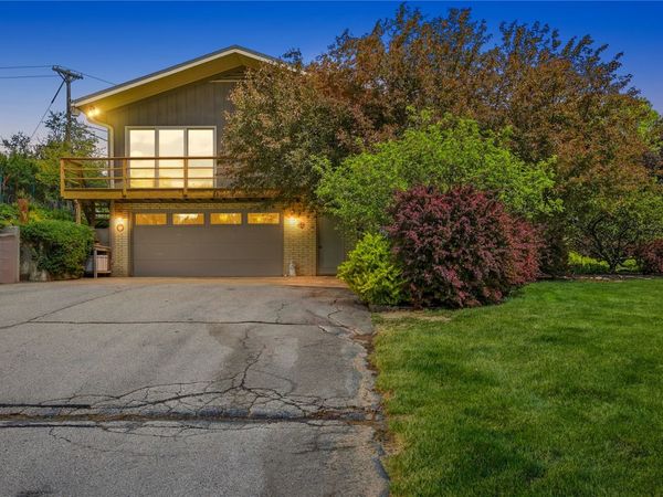 21 Fairview Knoll NE, Iowa City, IA 52240