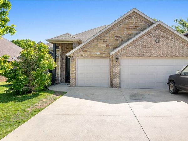 903 SW Caprington Street , Bentonville, AR 72712