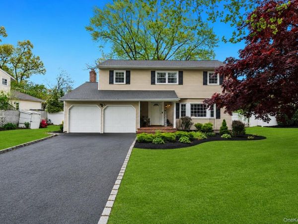 16 Lenore Place , Hauppauge, NY 11788
