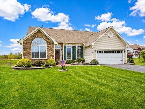 4220 Angela Way , Canandaigua, NY 14424