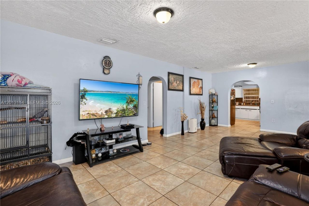 2450 NW 32nd St, Miami, FL 33142 Photo