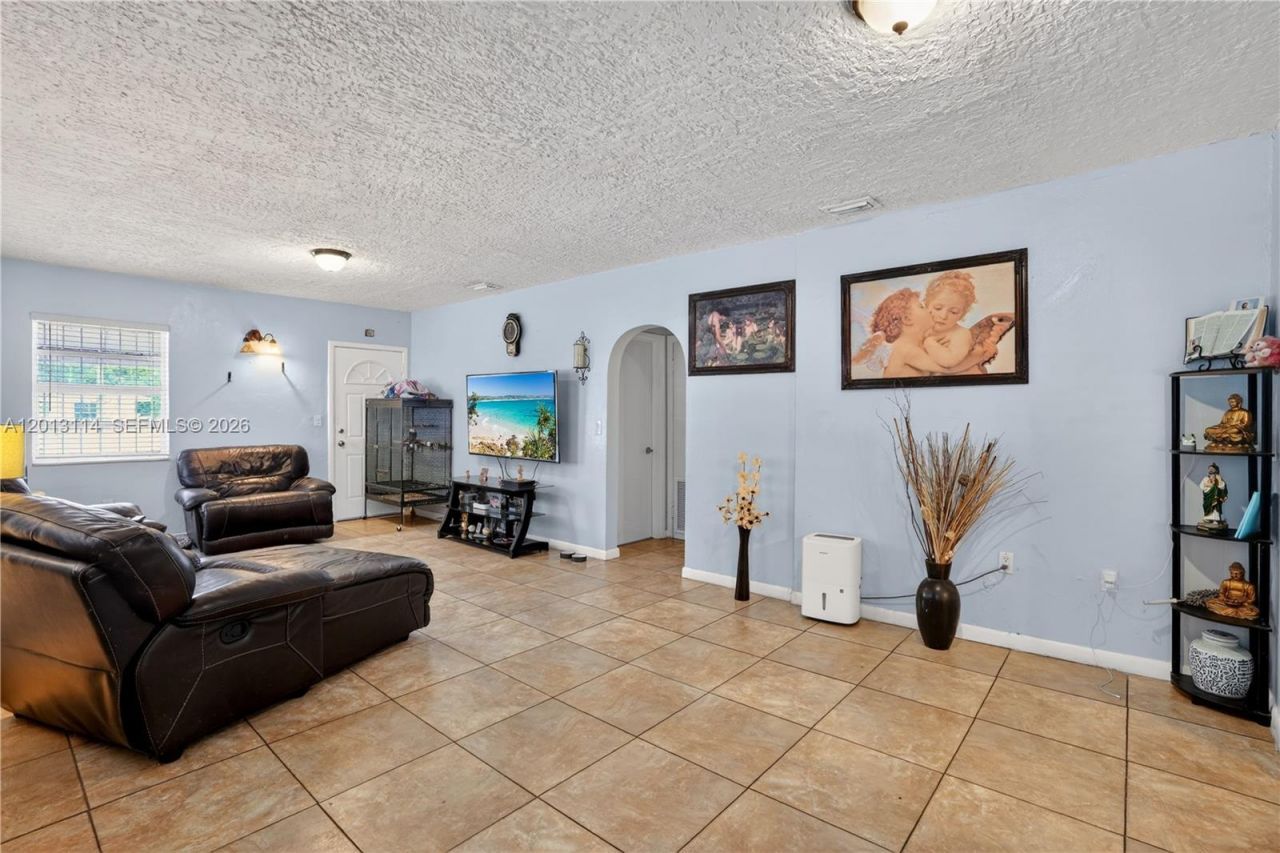 2450 NW 32nd St, Miami, FL 33142 Photo
