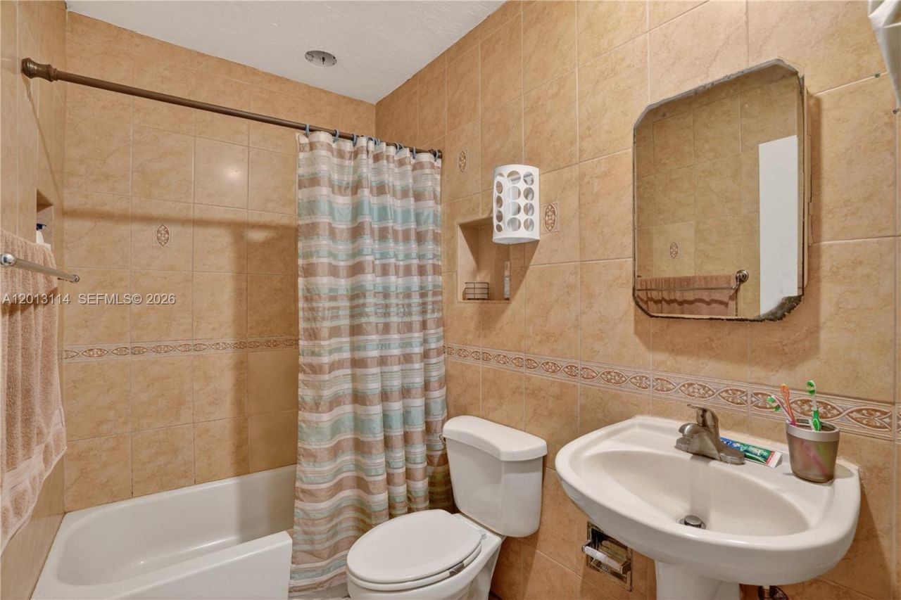 2450 NW 32nd St, Miami, FL 33142 Photo