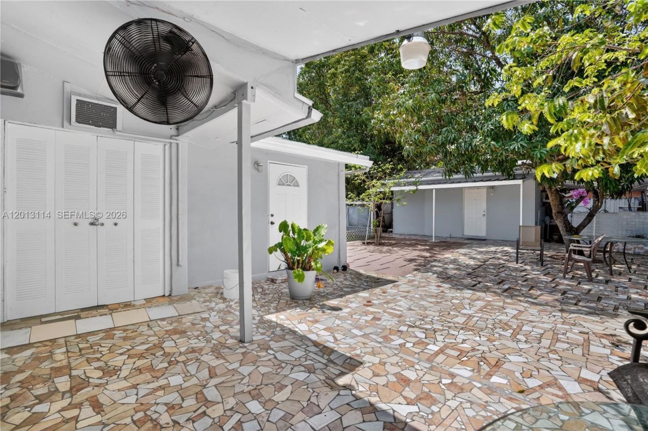 2450 NW 32nd St, Miami, FL 33142 Photo