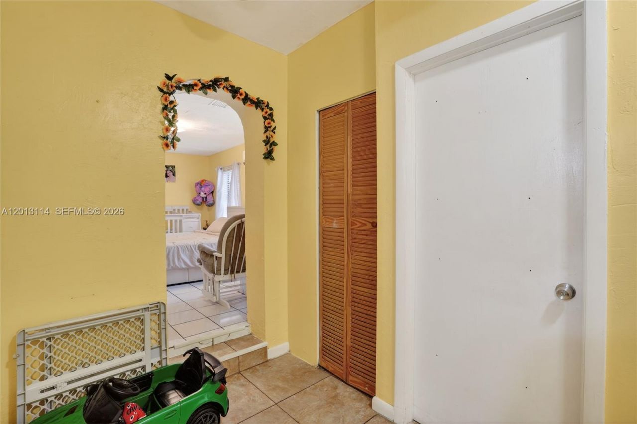 2450 NW 32nd St, Miami, FL 33142 Photo
