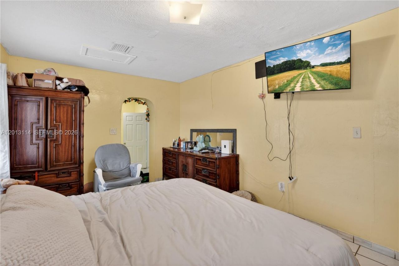 2450 NW 32nd St, Miami, FL 33142 Photo